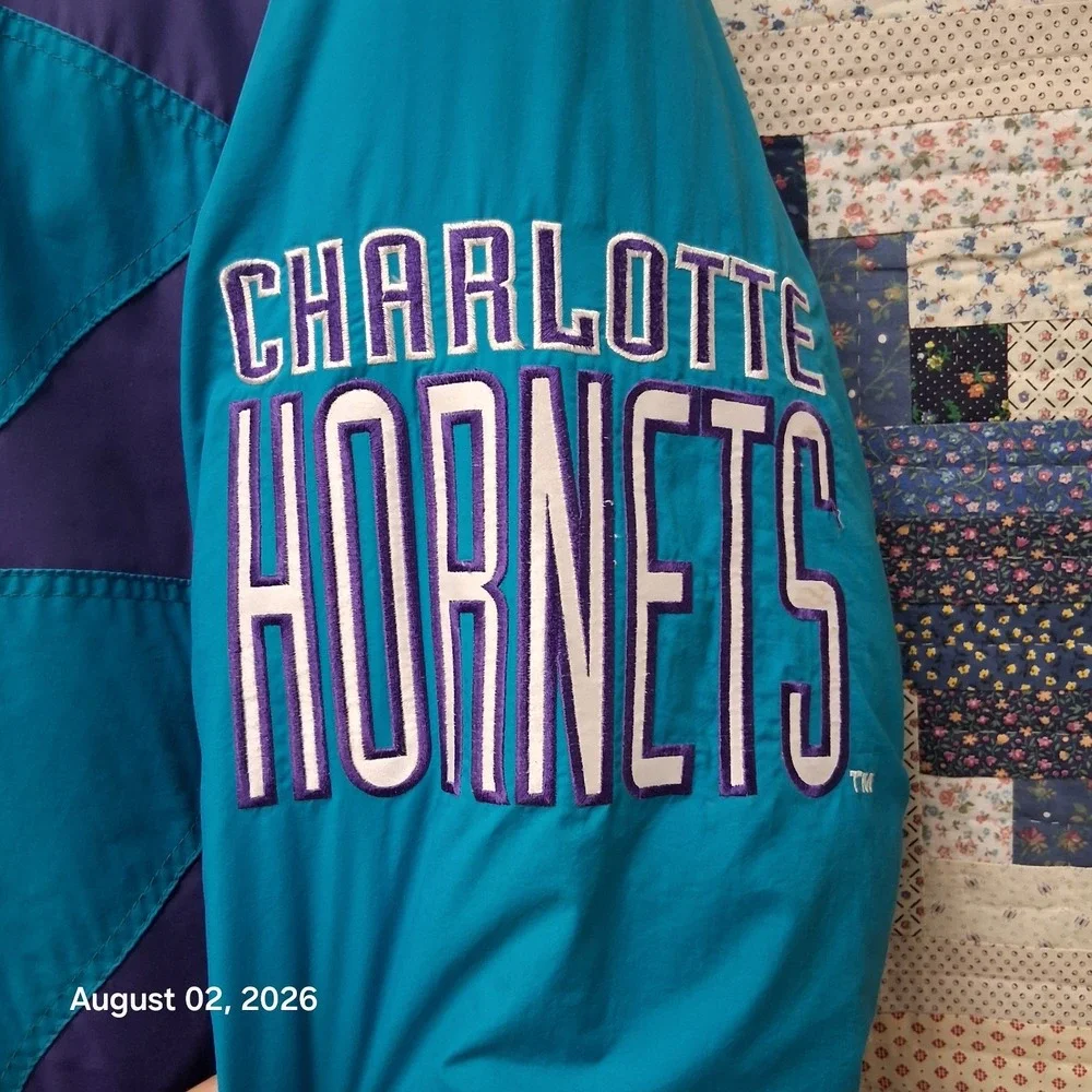Vintage Logo Athletic Shark Tooth Charlotte Hornets Puffer Jacket Size XL
